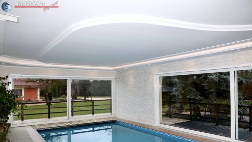 Schwimmbad mit Styroporleisten und LED-Deckenbeleuchtung Schwimmbad mit Styroporleisten und LED-Deckenbeleuchtung